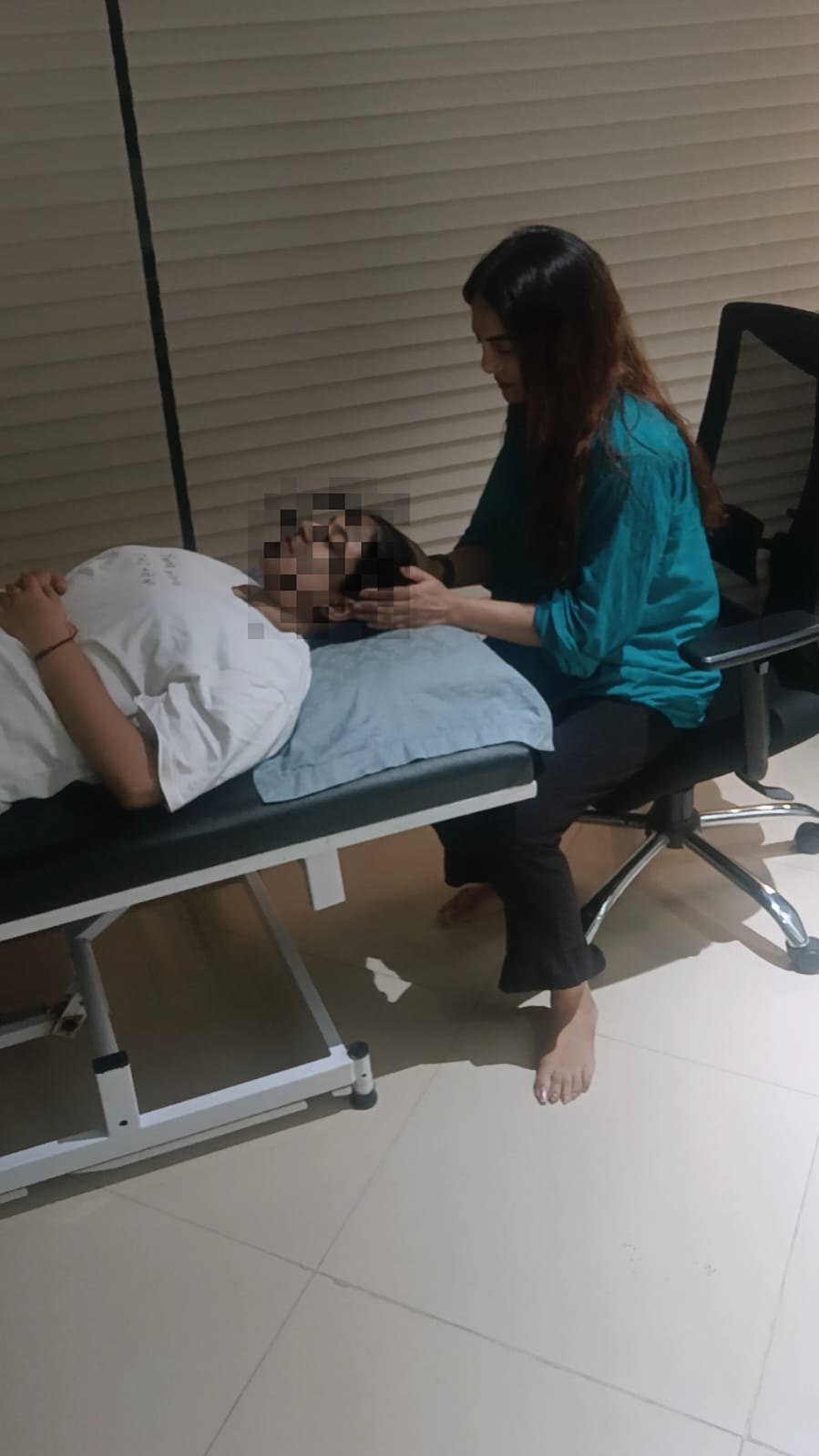 Vibha Jain supporting a client during an individual hypnotherapy session in a quiet consulting room