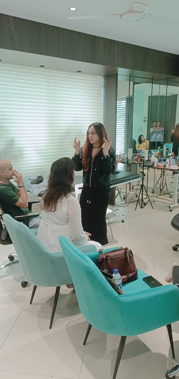 Vibha Jain answering participants' questions about hypnotherapy during a session