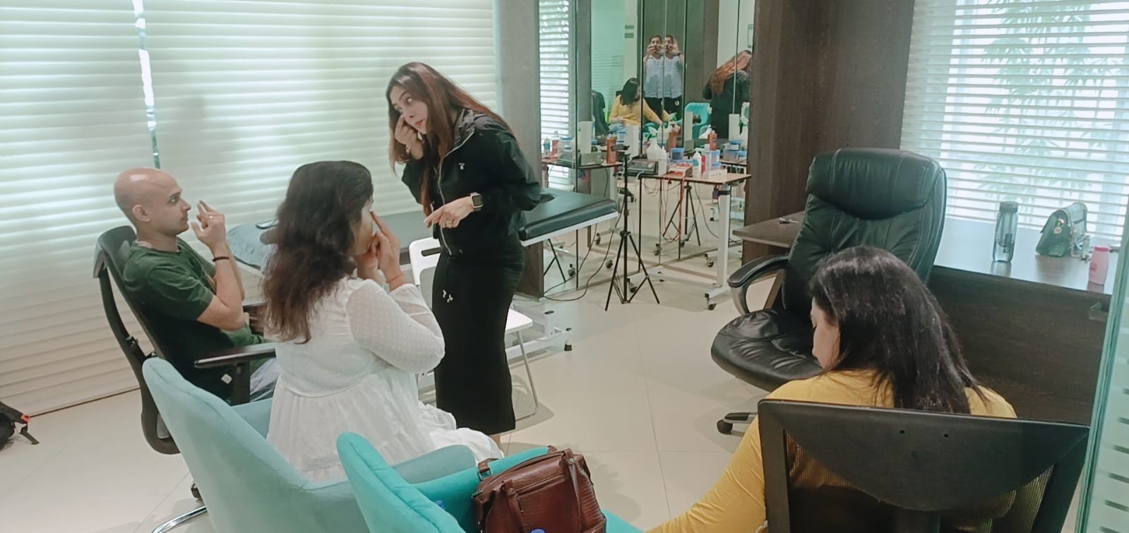 Vibha Jain explaining behavioural patterns to a small group at her hypnotherapy practice